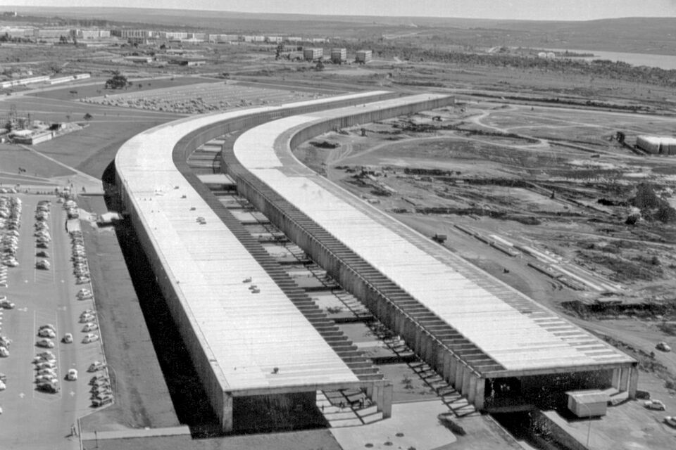 Vista aérea do ICC em 1972: dois blocos paralelos, longos, com trechos retos e o centro em arco.